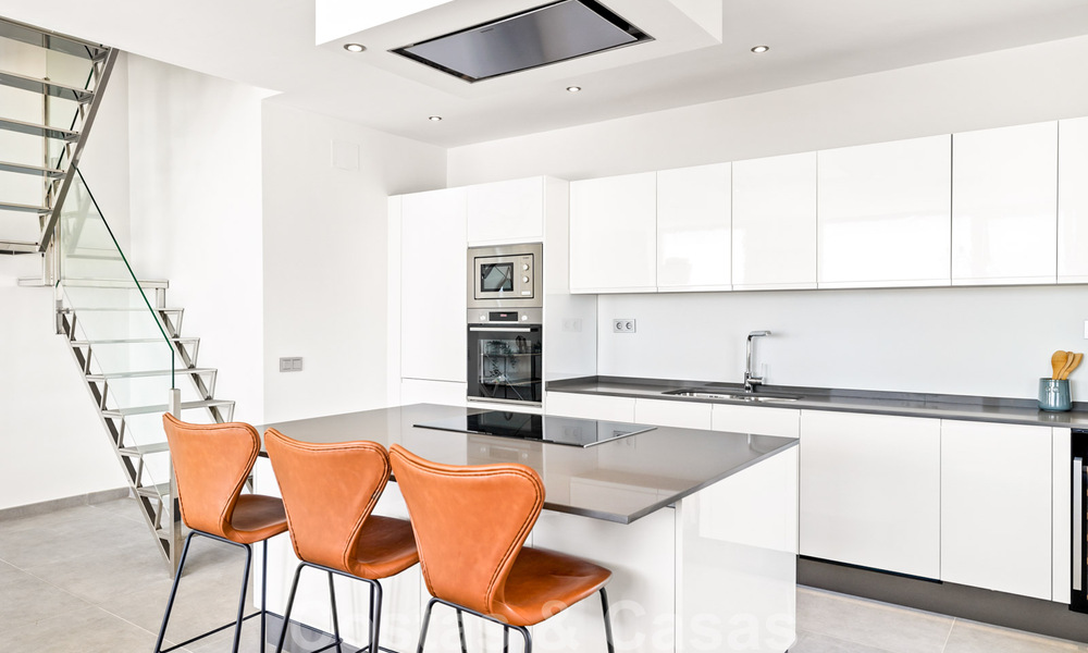 Penthouse entièrement rénové à vendre, avec vue panoramique sur la mer, dans un complexe situé en première ligne de plage, à Estepona 41068