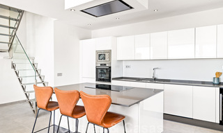 Penthouse entièrement rénové à vendre, avec vue panoramique sur la mer, dans un complexe situé en première ligne de plage, à Estepona 41068 