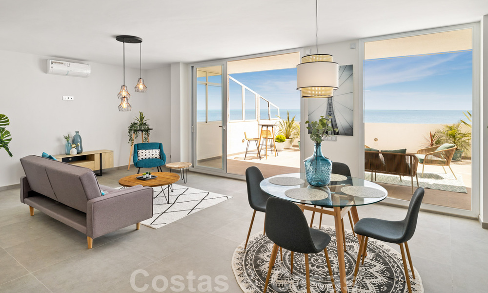 Penthouse entièrement rénové à vendre, avec vue panoramique sur la mer, dans un complexe situé en première ligne de plage, à Estepona 41075