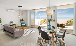 Penthouse entièrement rénové à vendre, avec vue panoramique sur la mer, dans un complexe situé en première ligne de plage, à Estepona 41075 