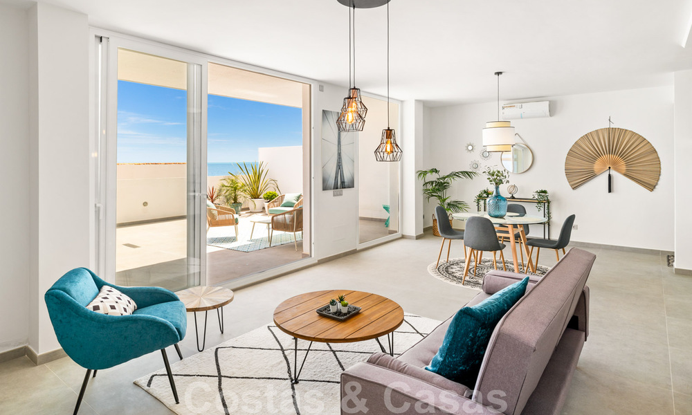 Penthouse entièrement rénové à vendre, avec vue panoramique sur la mer, dans un complexe situé en première ligne de plage, à Estepona 41076