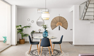 Penthouse entièrement rénové à vendre, avec vue panoramique sur la mer, dans un complexe situé en première ligne de plage, à Estepona 41077 