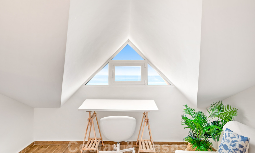Penthouse entièrement rénové à vendre, avec vue panoramique sur la mer, dans un complexe situé en première ligne de plage, à Estepona 41080