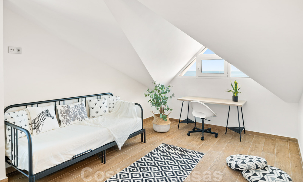 Penthouse entièrement rénové à vendre, avec vue panoramique sur la mer, dans un complexe situé en première ligne de plage, à Estepona 41081