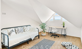 Penthouse entièrement rénové à vendre, avec vue panoramique sur la mer, dans un complexe situé en première ligne de plage, à Estepona 41081 