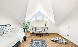 Penthouse entièrement rénové à vendre, avec vue panoramique sur la mer, dans un complexe situé en première ligne de plage, à Estepona 41083 