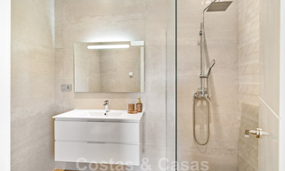 Penthouse entièrement rénové à vendre, avec vue panoramique sur la mer, dans un complexe situé en première ligne de plage, à Estepona 41087 