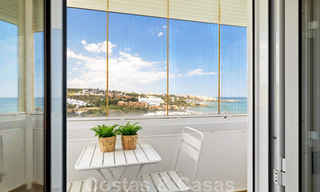 Penthouse entièrement rénové à vendre, avec vue panoramique sur la mer, dans un complexe situé en première ligne de plage, à Estepona 41088 