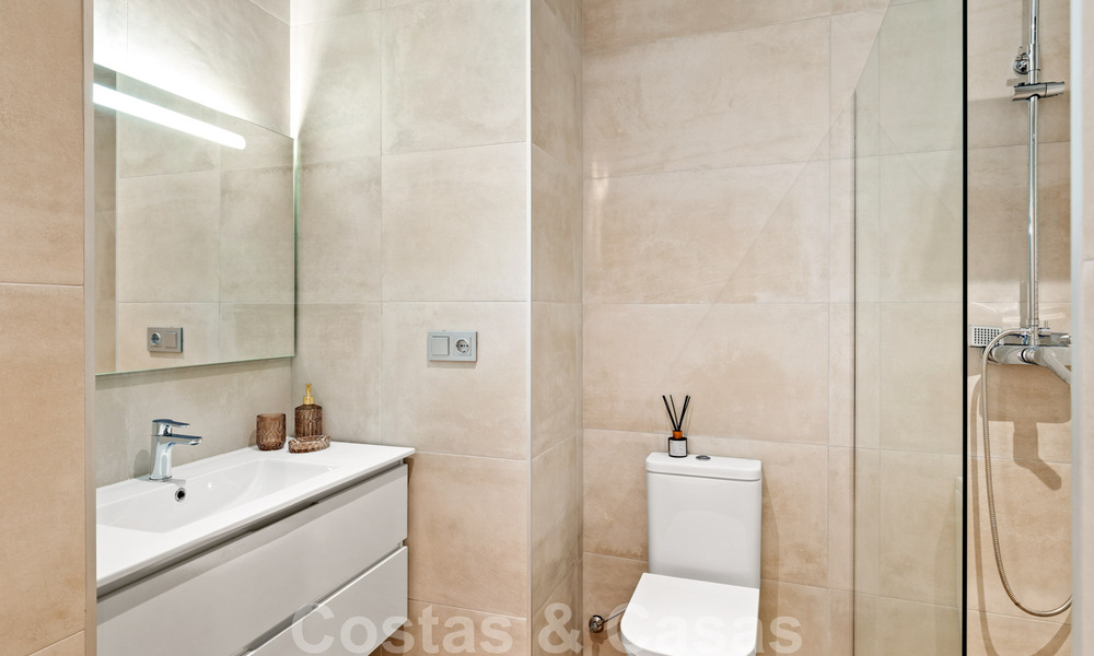 Penthouse entièrement rénové à vendre, avec vue panoramique sur la mer, dans un complexe situé en première ligne de plage, à Estepona 41090