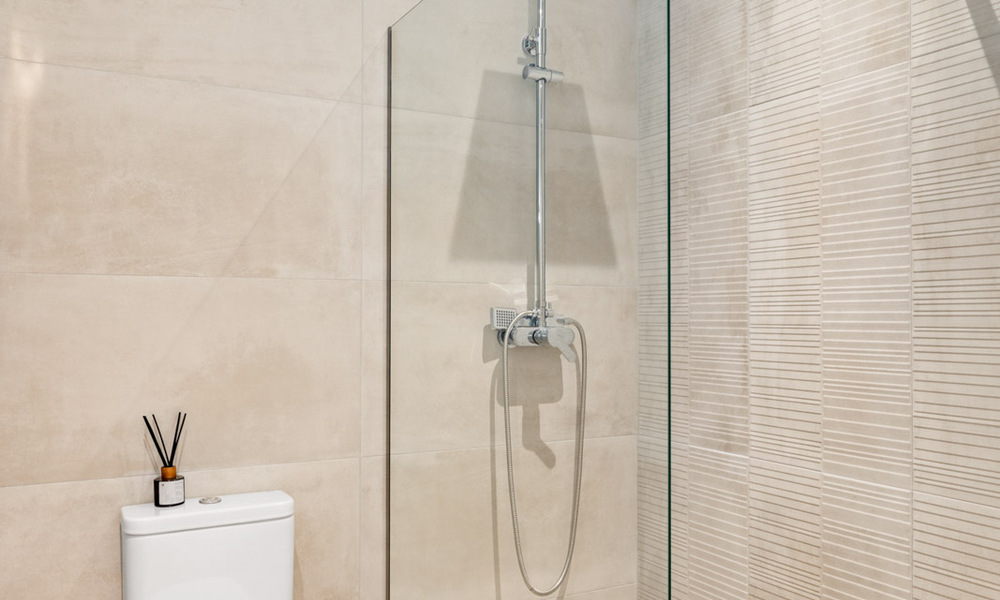 Penthouse entièrement rénové à vendre, avec vue panoramique sur la mer, dans un complexe situé en première ligne de plage, à Estepona 41091