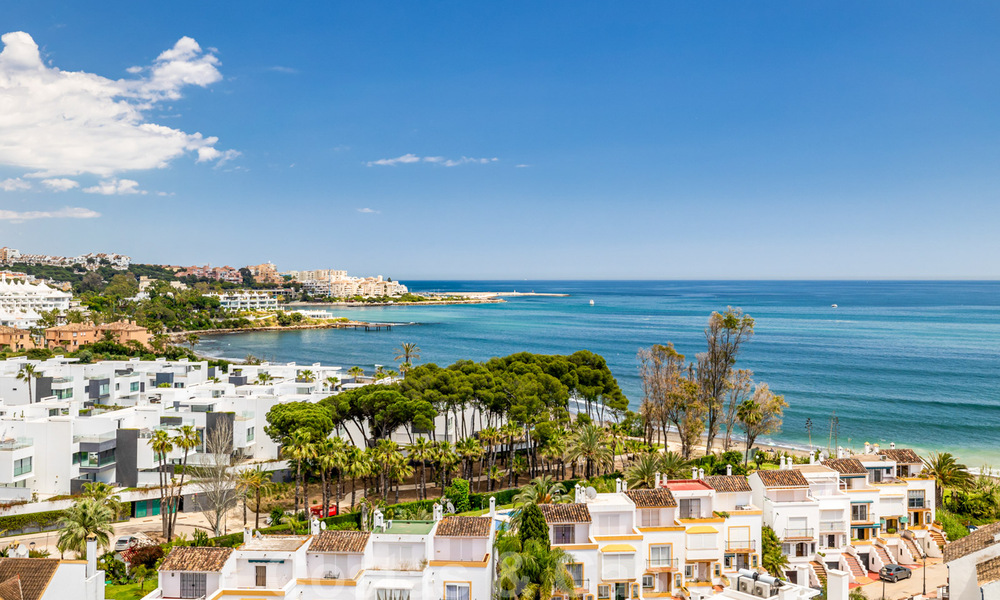 Penthouse entièrement rénové à vendre, avec vue panoramique sur la mer, dans un complexe situé en première ligne de plage, à Estepona 41092