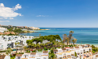 Penthouse entièrement rénové à vendre, avec vue panoramique sur la mer, dans un complexe situé en première ligne de plage, à Estepona 41092 