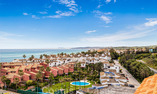 Penthouse entièrement rénové à vendre, avec vue panoramique sur la mer, dans un complexe situé en première ligne de plage, à Estepona 41093 