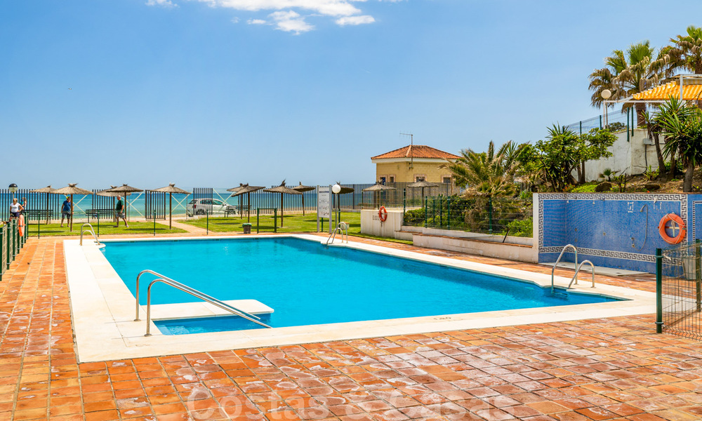 Penthouse entièrement rénové à vendre, avec vue panoramique sur la mer, dans un complexe situé en première ligne de plage, à Estepona 41094