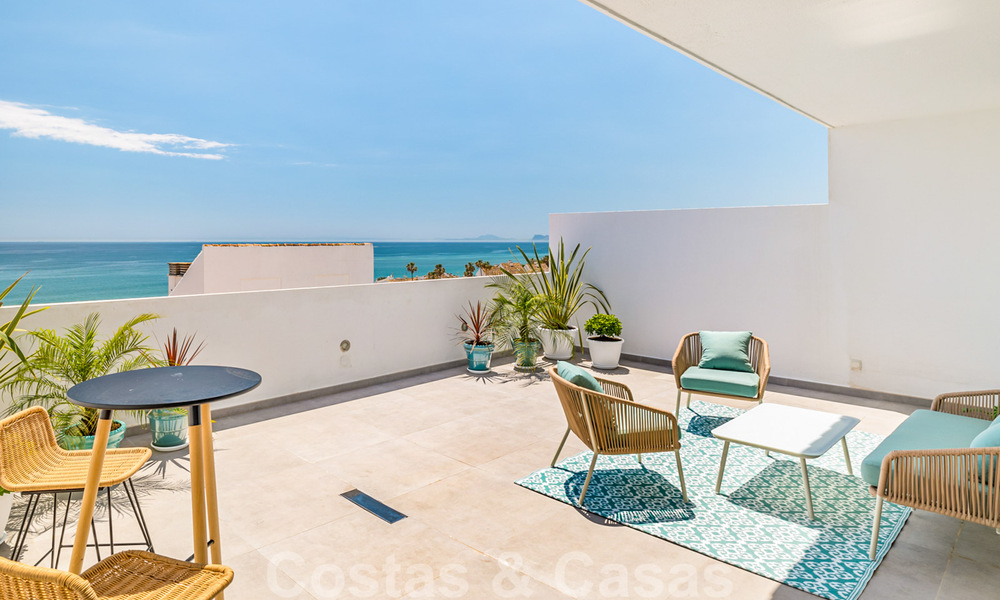 Penthouse entièrement rénové à vendre, avec vue panoramique sur la mer, dans un complexe situé en première ligne de plage, à Estepona 41097