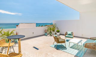 Penthouse entièrement rénové à vendre, avec vue panoramique sur la mer, dans un complexe situé en première ligne de plage, à Estepona 41097 