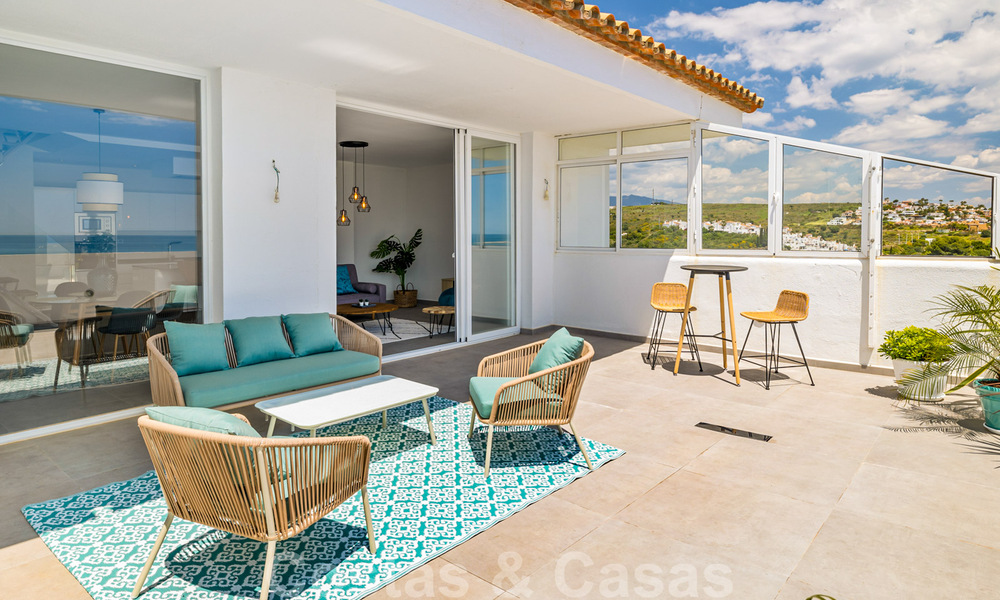 Penthouse entièrement rénové à vendre, avec vue panoramique sur la mer, dans un complexe situé en première ligne de plage, à Estepona 41099