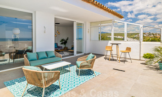 Penthouse entièrement rénové à vendre, avec vue panoramique sur la mer, dans un complexe situé en première ligne de plage, à Estepona 41099 