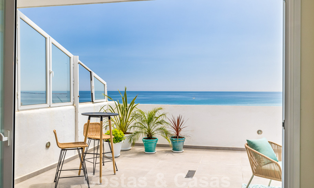 Penthouse entièrement rénové à vendre, avec vue panoramique sur la mer, dans un complexe situé en première ligne de plage, à Estepona 41101