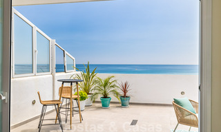 Penthouse entièrement rénové à vendre, avec vue panoramique sur la mer, dans un complexe situé en première ligne de plage, à Estepona 41101 