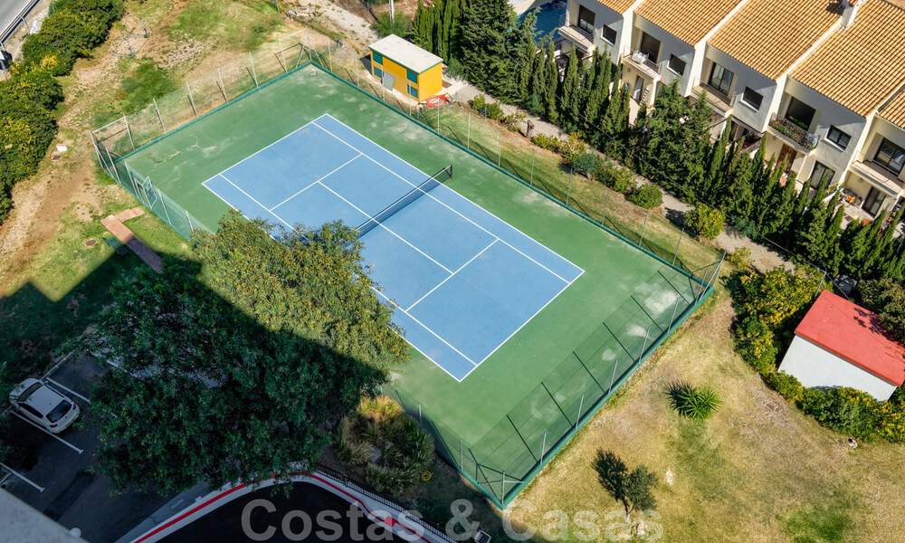 Penthouse entièrement rénové à vendre, avec vue panoramique sur la mer, dans un complexe situé en première ligne de plage, à Estepona 41102