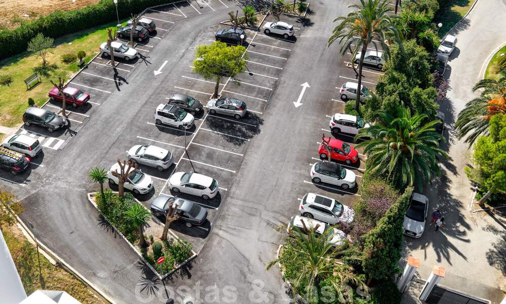 Penthouse entièrement rénové à vendre, avec vue panoramique sur la mer, dans un complexe situé en première ligne de plage, à Estepona 41103