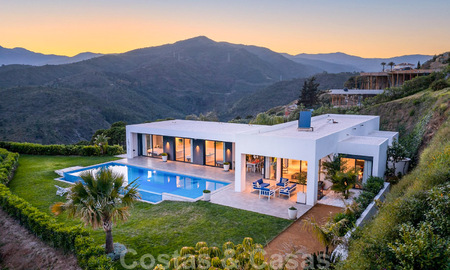 Villa de luxe moderne, prête à être emménagée, à vendre avec vue panoramique sur la montagne et la mer, dans un complexe fermé à Marbella - Benahavis 41034