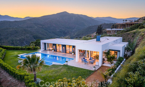 Villa de luxe moderne, prête à être emménagée, à vendre avec vue panoramique sur la montagne et la mer, dans un complexe fermé à Marbella - Benahavis 41034