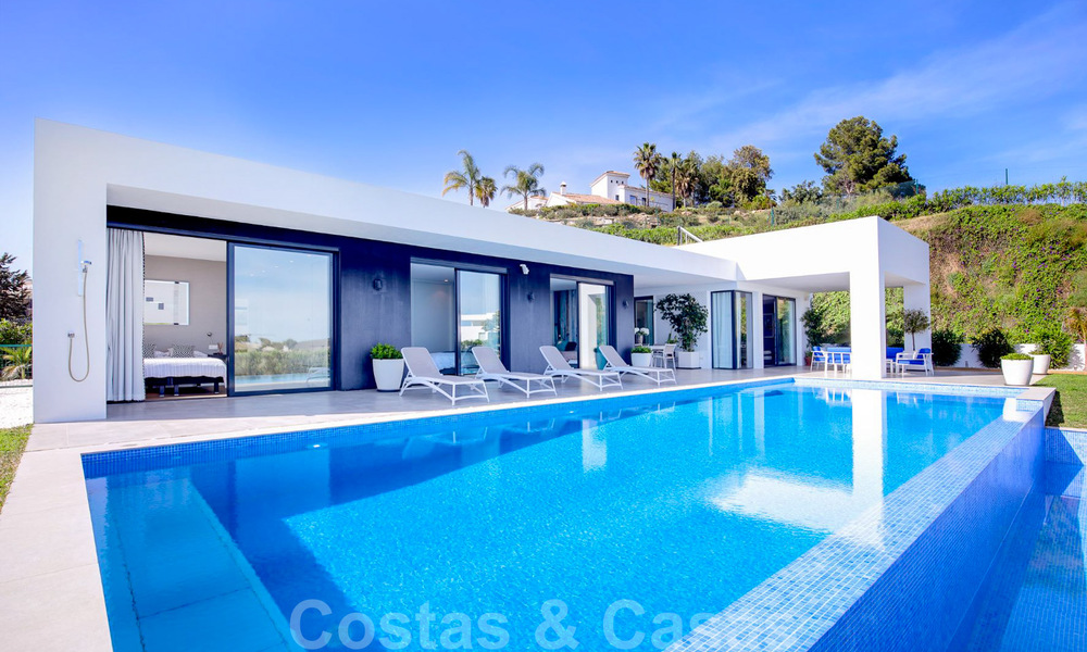 Villa de luxe moderne, prête à être emménagée, à vendre avec vue panoramique sur la montagne et la mer, dans un complexe fermé à Marbella - Benahavis 41035