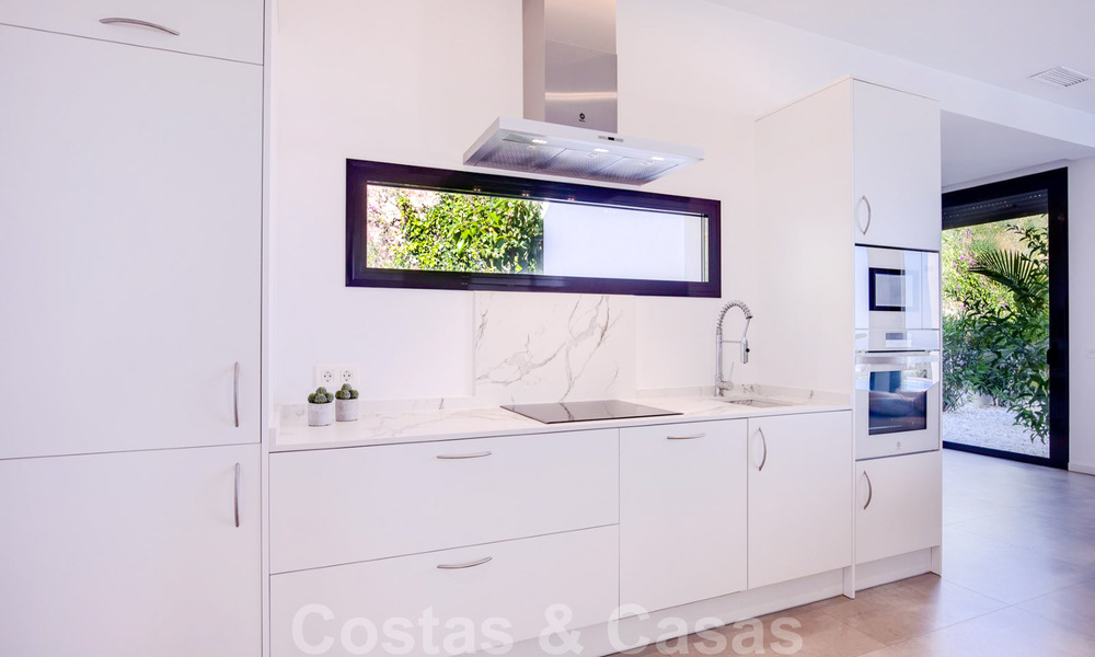 Villa de luxe moderne, prête à être emménagée, à vendre avec vue panoramique sur la montagne et la mer, dans un complexe fermé à Marbella - Benahavis 41037