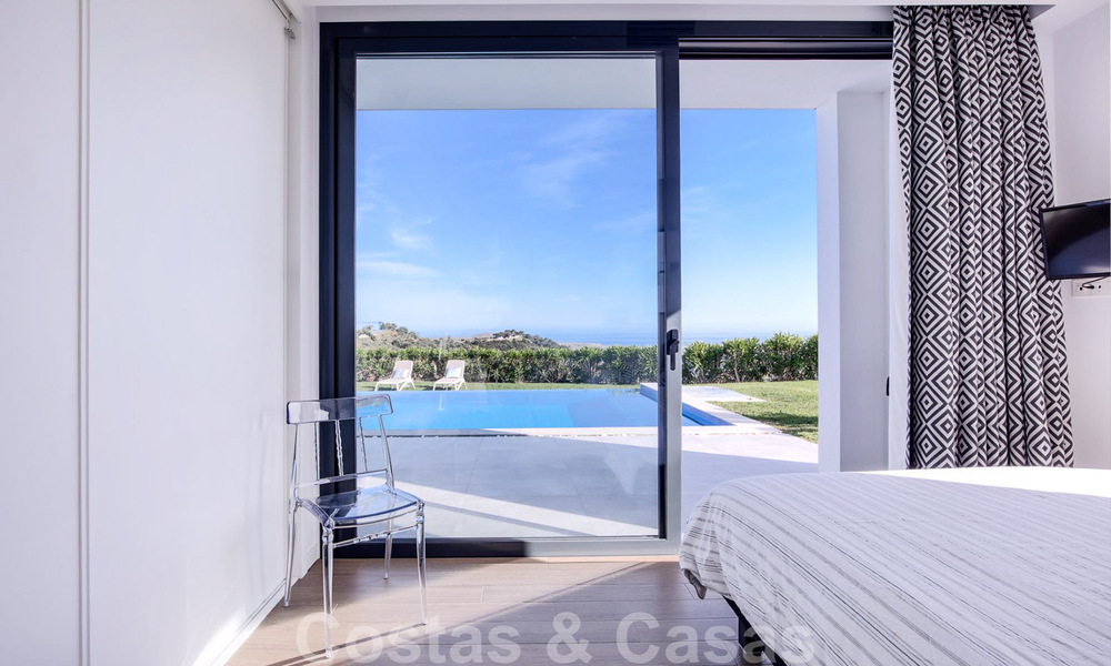 Villa de luxe moderne, prête à être emménagée, à vendre avec vue panoramique sur la montagne et la mer, dans un complexe fermé à Marbella - Benahavis 41042
