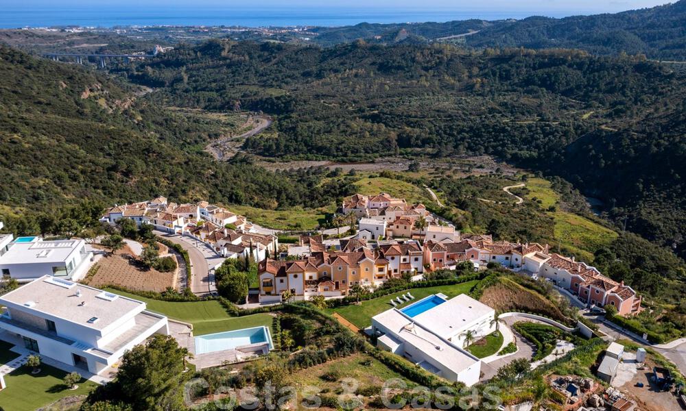 Villa de luxe moderne, prête à être emménagée, à vendre avec vue panoramique sur la montagne et la mer, dans un complexe fermé à Marbella - Benahavis 41047