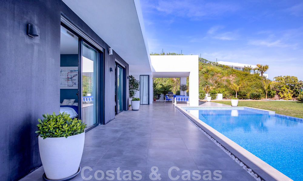 Villa de luxe moderne, prête à être emménagée, à vendre avec vue panoramique sur la montagne et la mer, dans un complexe fermé à Marbella - Benahavis 41051