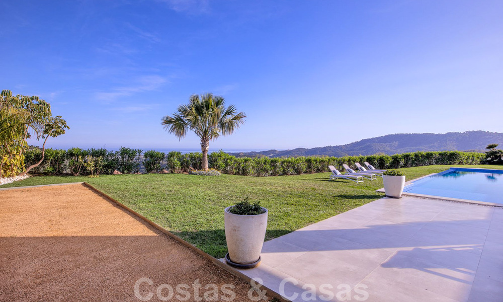 Villa de luxe moderne, prête à être emménagée, à vendre avec vue panoramique sur la montagne et la mer, dans un complexe fermé à Marbella - Benahavis 41052