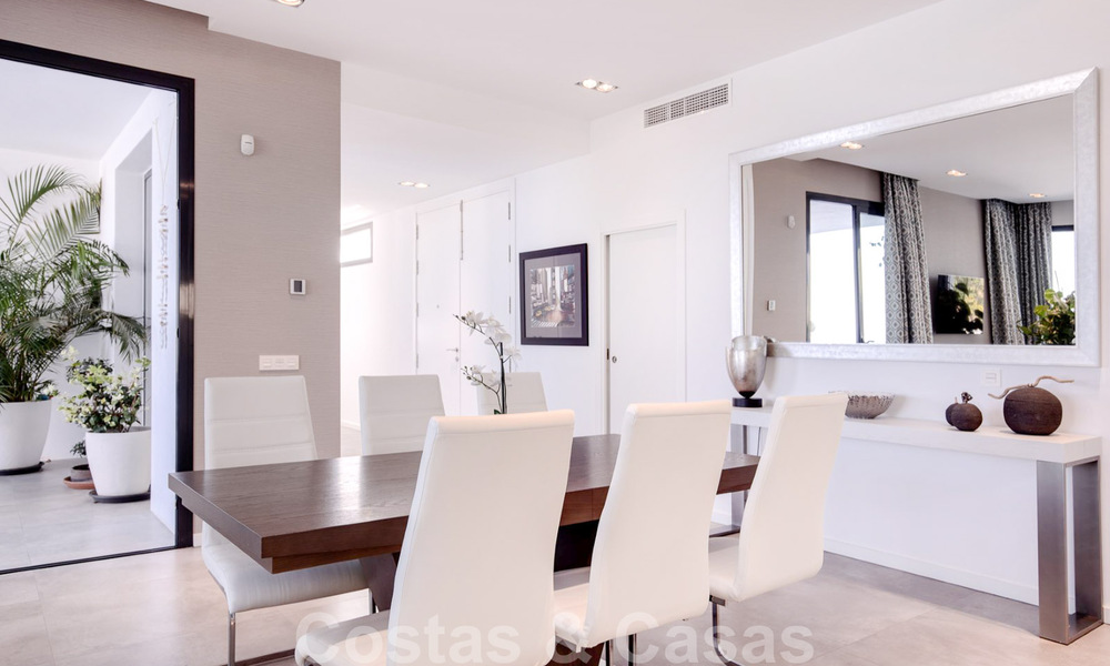 Villa de luxe moderne, prête à être emménagée, à vendre avec vue panoramique sur la montagne et la mer, dans un complexe fermé à Marbella - Benahavis 41054