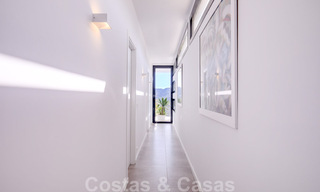 Villa de luxe moderne, prête à être emménagée, à vendre avec vue panoramique sur la montagne et la mer, dans un complexe fermé à Marbella - Benahavis 41057 
