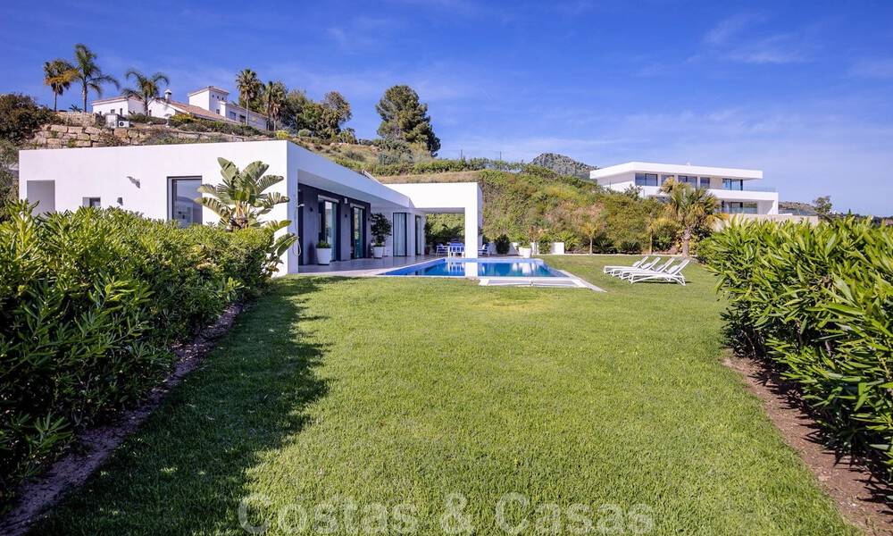 Villa de luxe moderne, prête à être emménagée, à vendre avec vue panoramique sur la montagne et la mer, dans un complexe fermé à Marbella - Benahavis 41059