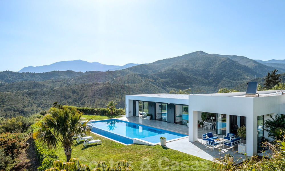 Villa de luxe moderne, prête à être emménagée, à vendre avec vue panoramique sur la montagne et la mer, dans un complexe fermé à Marbella - Benahavis 41060