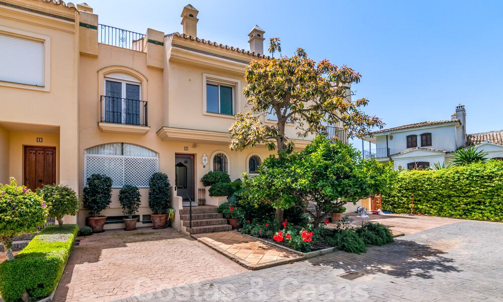 Les pieds dans l'eau! Maison de ville à vendre, en première ligne de plage et à distance de marche du centre d'Estepona 40825