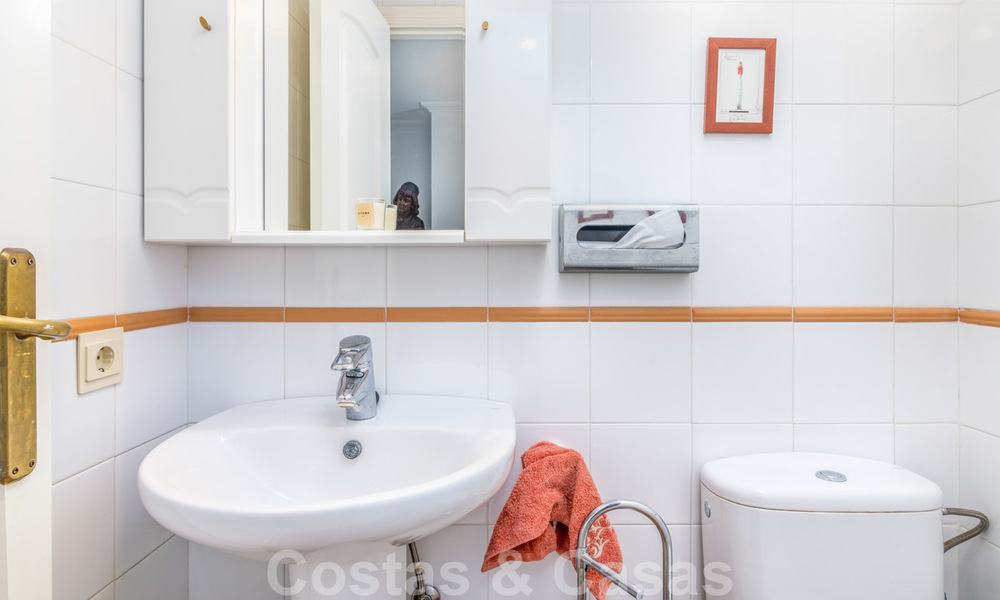 Les pieds dans l'eau! Maison de ville à vendre, en première ligne de plage et à distance de marche du centre d'Estepona 40828