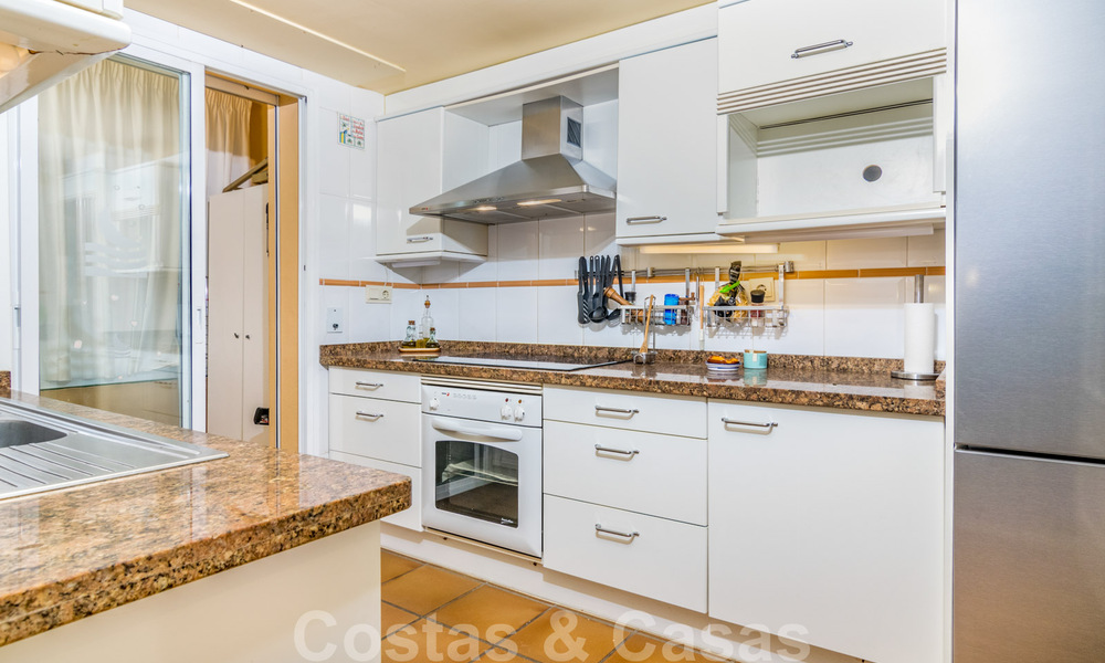 Les pieds dans l'eau! Maison de ville à vendre, en première ligne de plage et à distance de marche du centre d'Estepona 40829