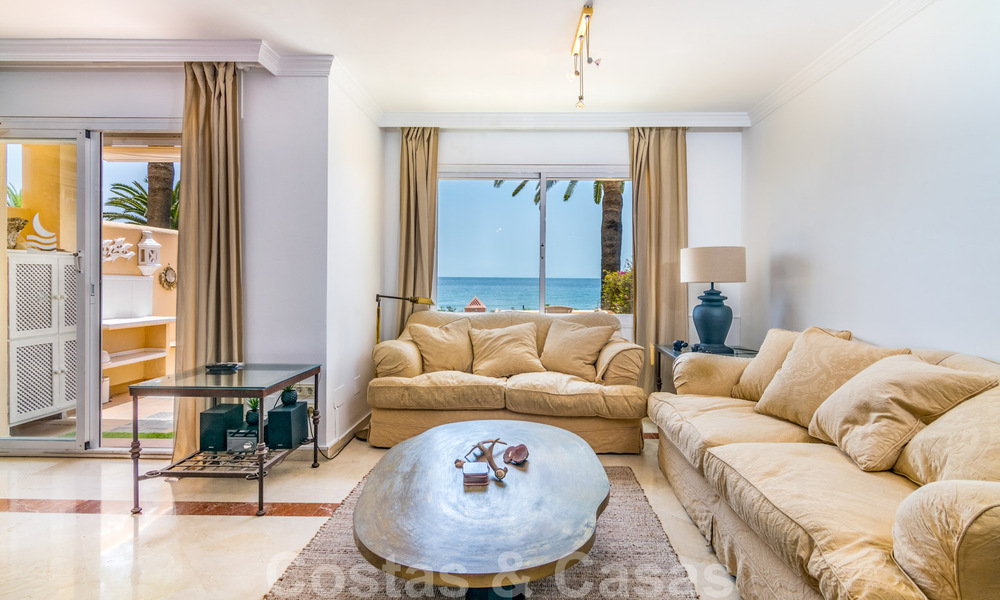 Les pieds dans l'eau! Maison de ville à vendre, en première ligne de plage et à distance de marche du centre d'Estepona 40834