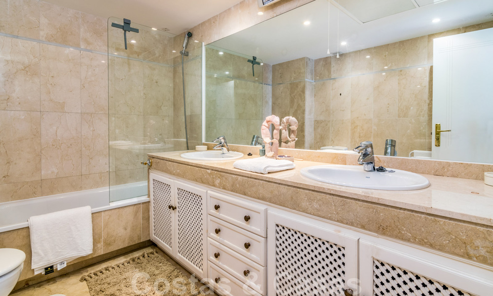 Les pieds dans l'eau! Maison de ville à vendre, en première ligne de plage et à distance de marche du centre d'Estepona 40850