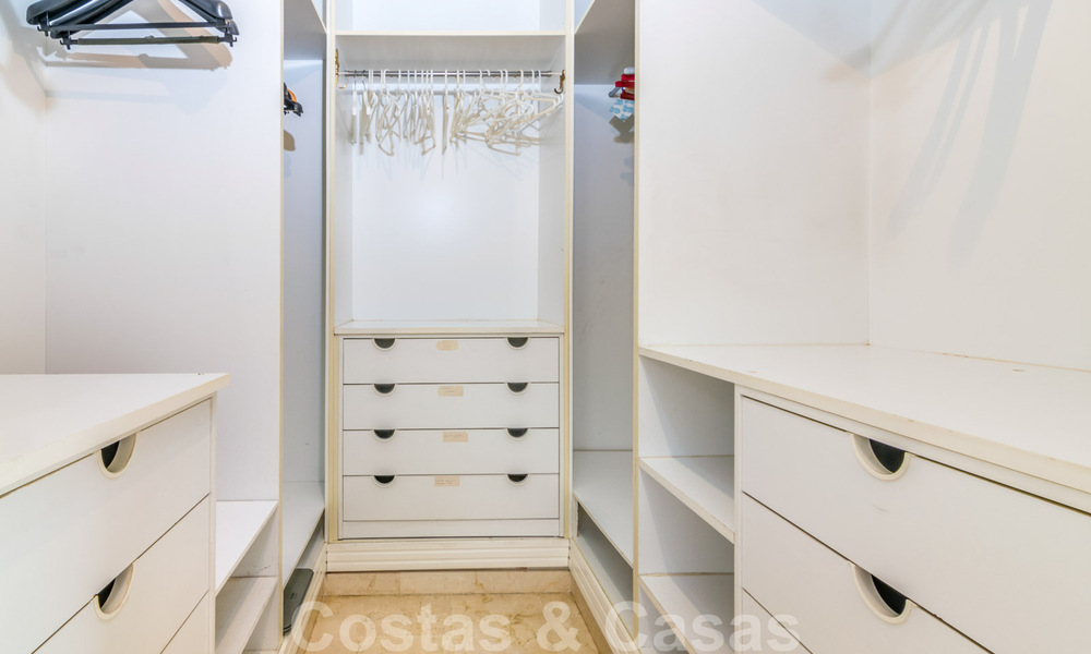 Les pieds dans l'eau! Maison de ville à vendre, en première ligne de plage et à distance de marche du centre d'Estepona 40851