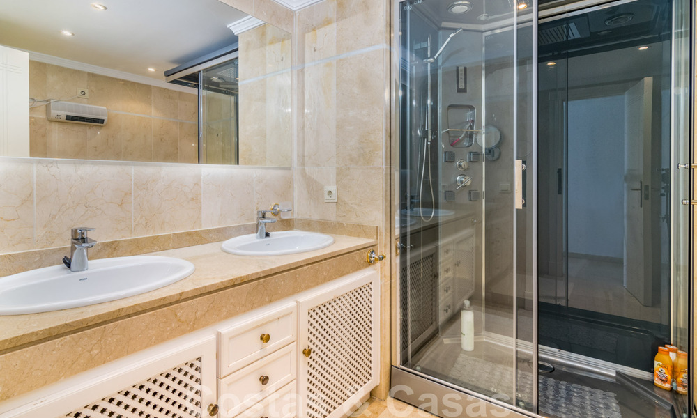 Les pieds dans l'eau! Maison de ville à vendre, en première ligne de plage et à distance de marche du centre d'Estepona 40852