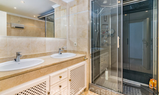 Les pieds dans l'eau! Maison de ville à vendre, en première ligne de plage et à distance de marche du centre d'Estepona 40852 