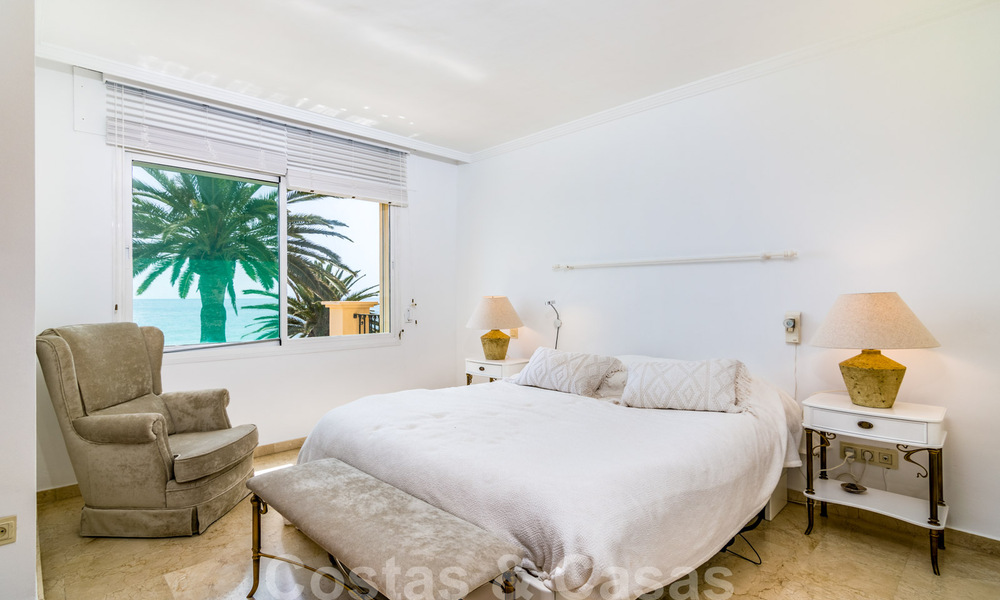 Les pieds dans l'eau! Maison de ville à vendre, en première ligne de plage et à distance de marche du centre d'Estepona 40853