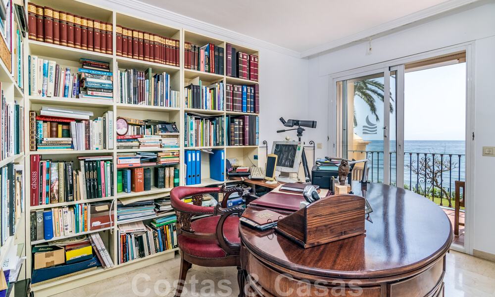 Les pieds dans l'eau! Maison de ville à vendre, en première ligne de plage et à distance de marche du centre d'Estepona 40854