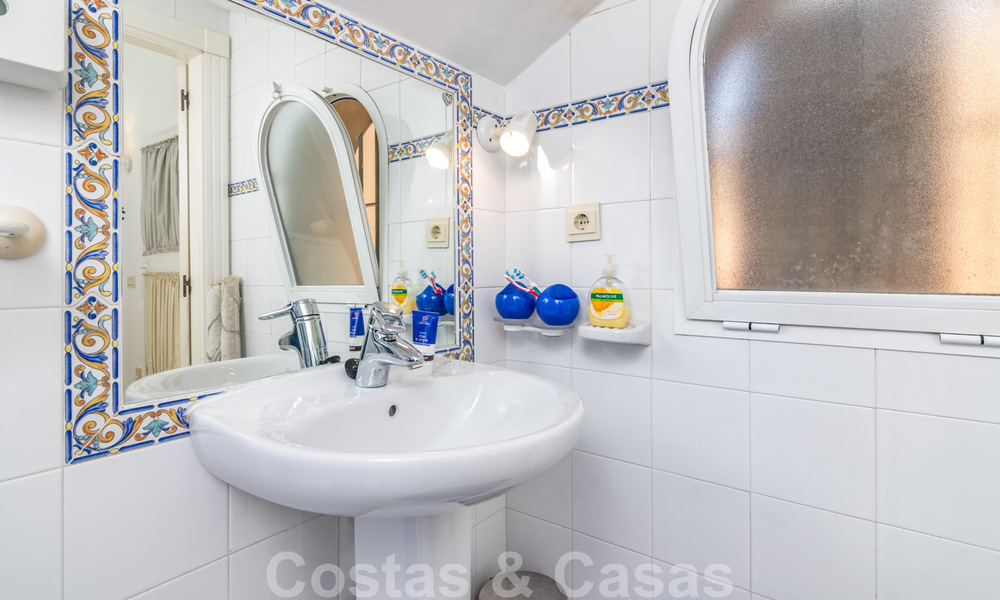 Les pieds dans l'eau! Maison de ville à vendre, en première ligne de plage et à distance de marche du centre d'Estepona 40858