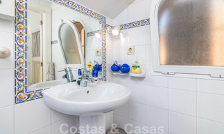 Les pieds dans l'eau! Maison de ville à vendre, en première ligne de plage et à distance de marche du centre d'Estepona 40858 